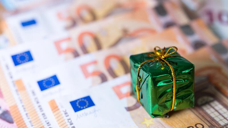 Weihnachtsgeld ist eine willkommene Sonderzahlung vor dem Fest.