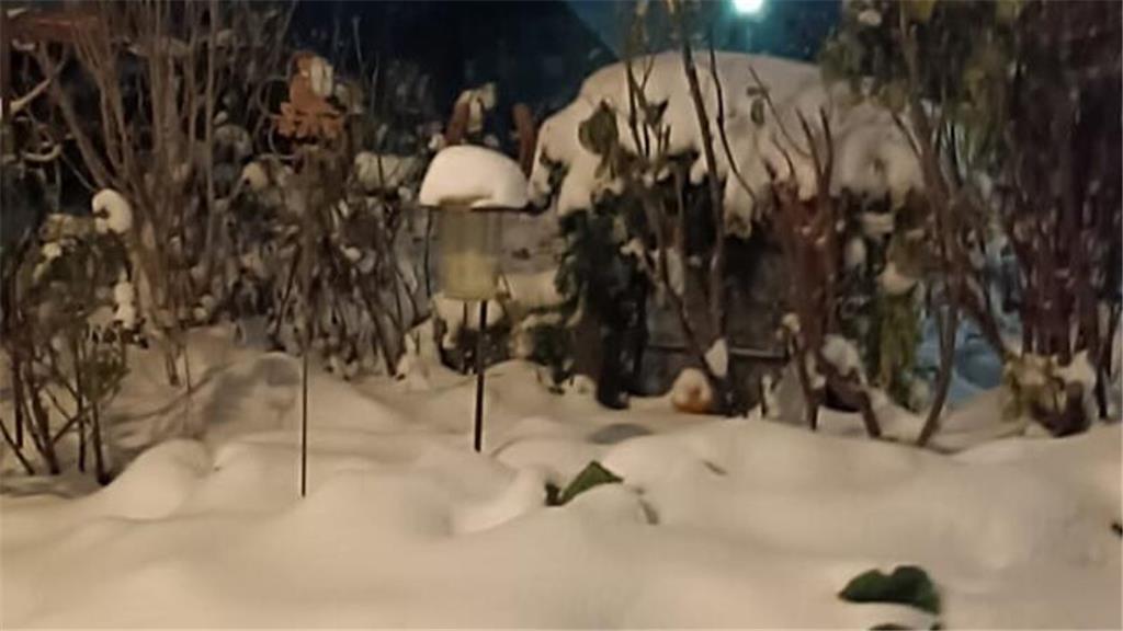 Weihnachtsliche Dekorationen hat Anke Dubbels im Schnee fotografiert.