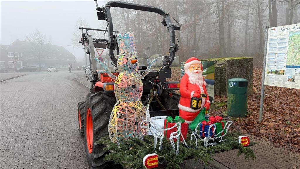 Weihnachtsmann, Schneemann und ein Rentierschlitten ...