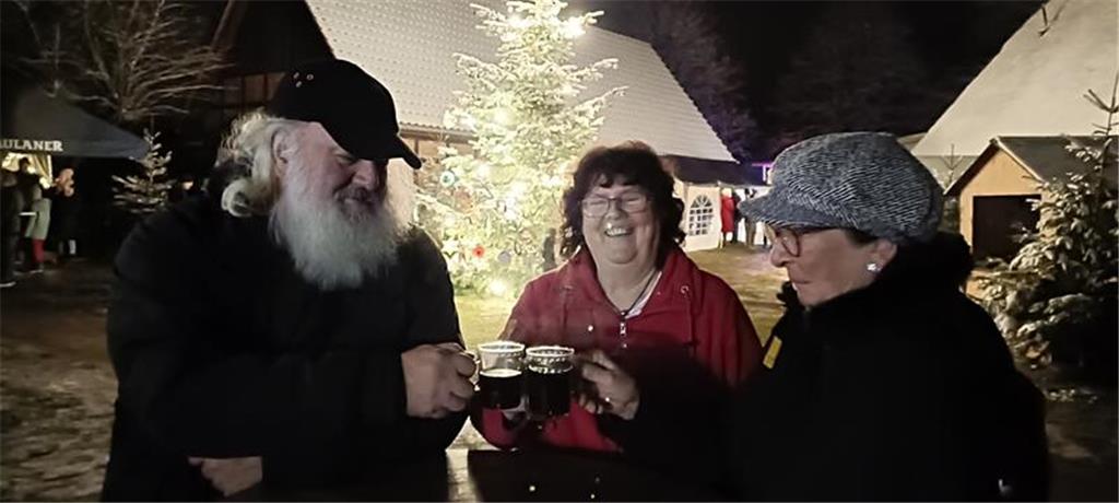 Weihnachtsmann-look-alike Paul Eckhard mit Anita Peters (Mitte) und Katharina Sc...