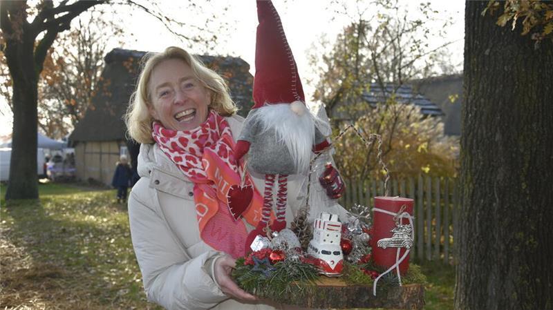Weihnachtsmarkt in Beckdorf: Silvia Holtfreter freut sich über ihren Wichtel.
