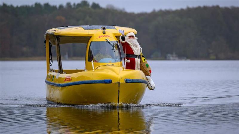 Weihnachtspostfiliale Himmelpfort: Der Weihnachtsmann kommt mit einem Solarboot über den Haussee zum Weihnachtspostamt in Himmelpfort. 