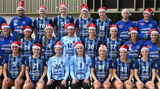 Weihnachtsstimmung im Hochsommer: Der diesjährige Media Day des BSV endet vor der Halle Nord in Buxtehude.