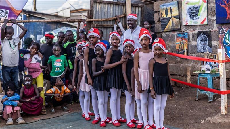 Weihnachtszauber in Kenia: Junge Tänzer bei ihrem großen Auftritt