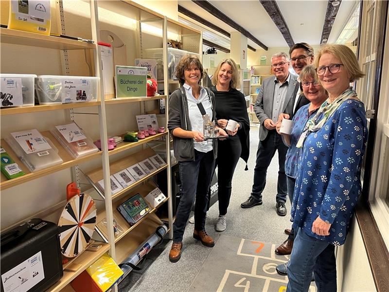 Weihten die „Bücherei der Dinge“ im Portauschen Haus in Jork ein: Inge Pollmann, Britta Orczech, Matthias Riel, Michael Senf sowie Astrid von Borstel und Maria Neumann (von links). Foto: Vasel