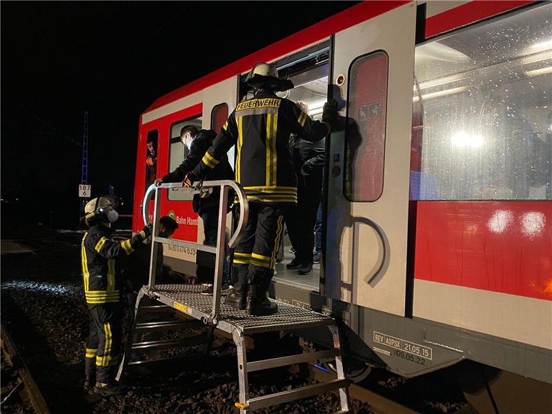 Weil Bäume von den Gleisen entfernt werden mussten, strandete diese S-Bahn auf Höhe Grüner Weg in Buxtehude. Ihr fehlte der Strom zum weiterfahren. Die Feuerwehr evakuierte den Zug. Foto: Timm Gerken