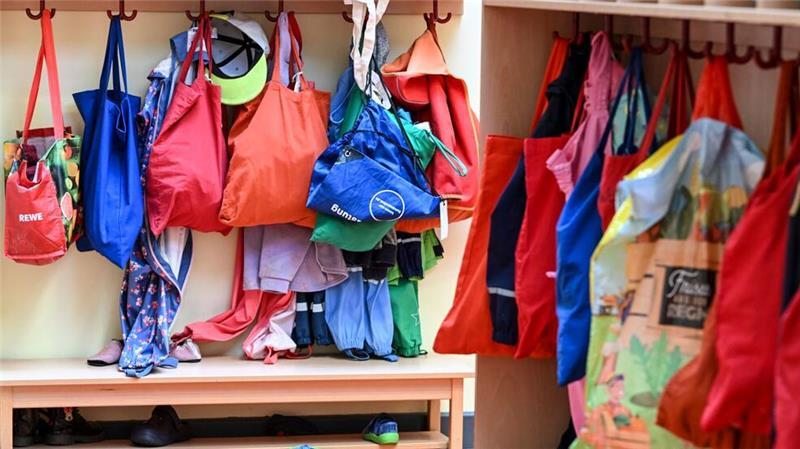 Personalnot – Kita im Norden schließt Gruppen Weil Erzieherinnen und Erzieher fehlen, müssen Kinder in einigen Kitas zeitweise zu Hause betreut werden. (Archivbild)