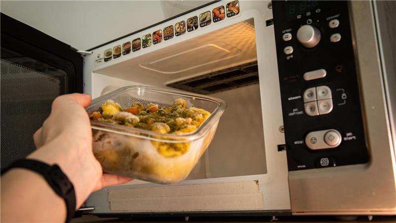 Weil Glas keine schnellen Temperaturwechsel verträgt, sollten Sie im Glasbehälter eingefrorenes Essen nicht direkt darin in der Mikrowelle erhitzen.