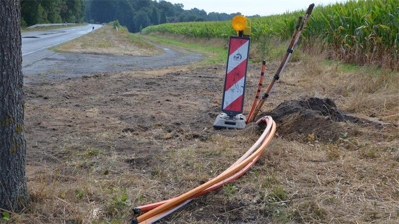 Weil Glasfaserarbeiten offenbar nicht fachgerecht ausgeführt wurden, bleibt die L123 gesperrt.