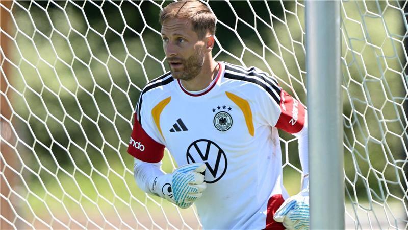 Heißer Auftakt: Karl und Nmecha greifen WM-Startplätze an Weil Manuel Neuer noch nicht fit ist, darf Oliver Baumann gegen Finnland noch einmal ins Tor.