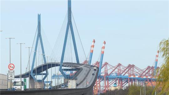 Weil Schweißarbeiten nicht abgeschlossen werden konnten, muss die Köhlbrandbrücke nach Angaben der Hamburg Port Authority Ende Oktober erneut für ein Wochenende gesperrt werden. (Archivbild)