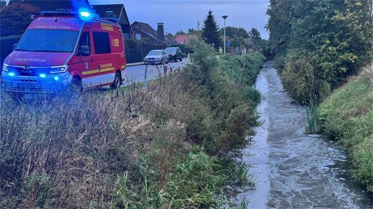 Weil das Fleet in Jork milchweiß gefärbt war, rückte der Umweltdienst der Kreisfeuerwehr Stade an.