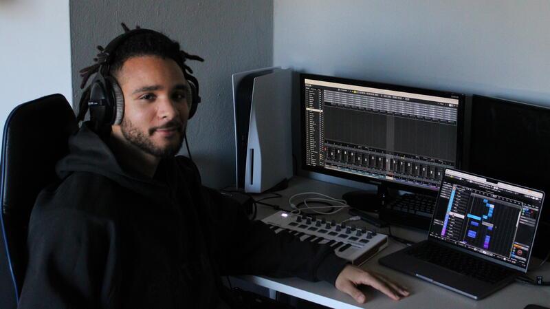 Weil das Studio im Keller unter Wasser steht, muss Liam Giwah seiner Arbeit als Audio Engineer aktuell in seinem Zimmer nachgehen.