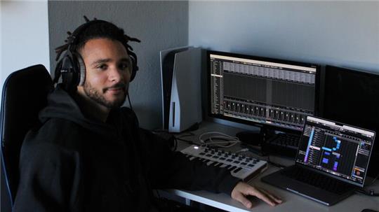 Weil das Studio im Keller unter Wasser steht, muss Liam Giwah seiner Arbeit als Audio Engineer aktuell in seinem Zimmer nachgehen.