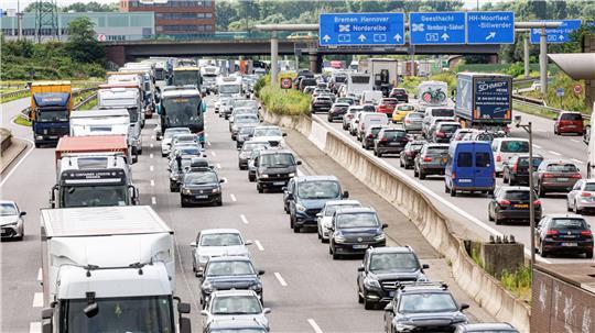 Weil der Elbtunnel Richtung Süden für 55 Stunden gesperrt ist, fahren viele über die A1. Die ist entsprechend voll.