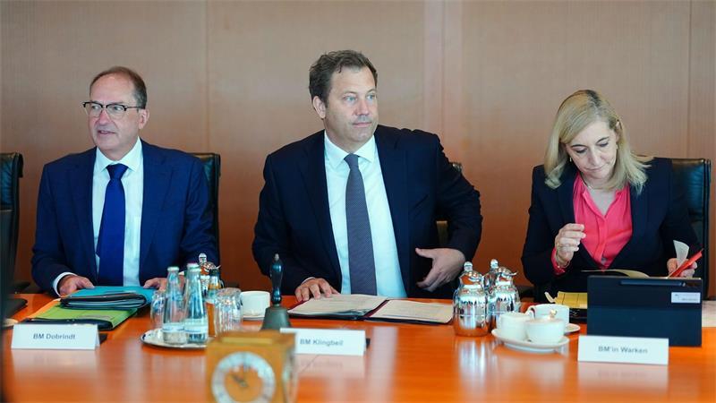 Weil der Kanzler nicht da war, durfte Klingbeil die Kabinettsitzung leiten. 