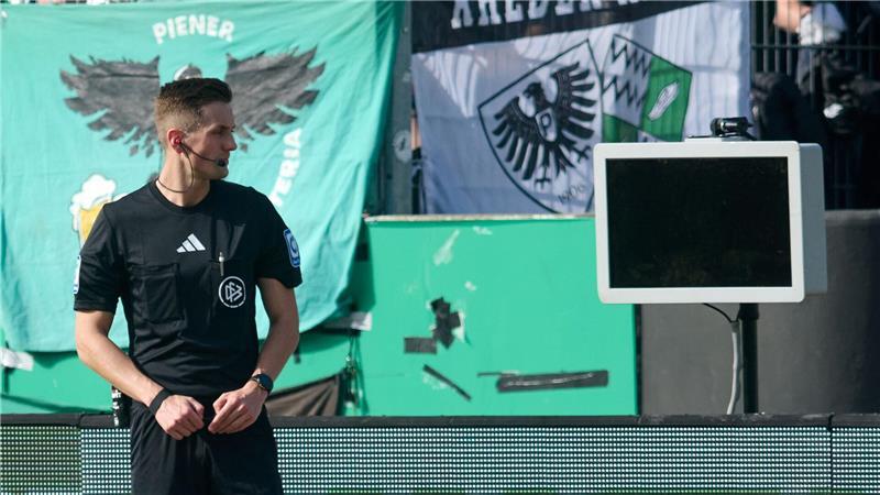 Weil der Monitor schwarz blieb, konnte Schiedsrichter Felix Bickel ein Foul kurz vor der Pause nicht selbst überprüfen.