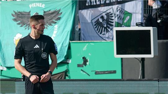Weil der Monitor schwarz blieb, konnte Schiedsrichter Felix Bickel ein Foul kurz vor der Pause nicht selbst überprüfen. 