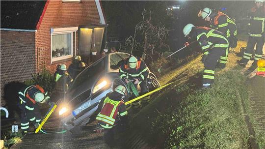Einsatzkräfte bei einem Autounfall am Lühedeich.