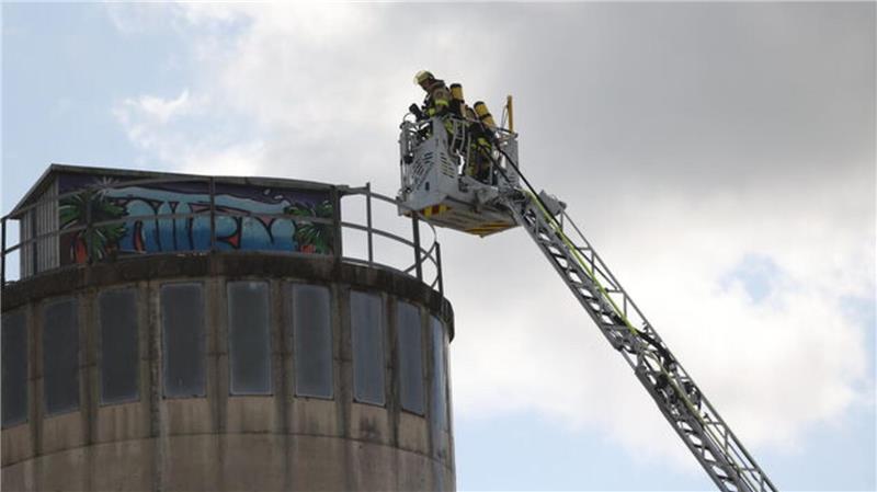 Einsatz bei Tischlerei in Cuxhaven: Feuer im hohen Silo-Turm Weil der Turm mehrere Dutzend Meter hoch ist, muss die Feuerwehr mit der Drehleiter agieren.
