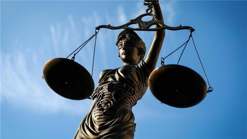 Weil der Unfallverursacher sich nicht um sie kümmerte, musste eine junge Frau sterben.