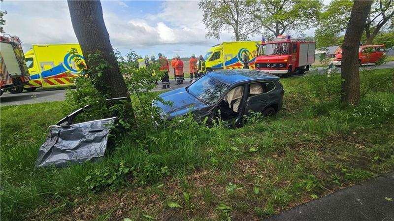 Radlader in Fredenbeck steht in Flammen Weil der Wagen einen dicken Baum touchiert, reißt die Fahrertür ab.