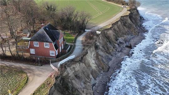 Weil die Abbruchkante des Brodtener Ufers immer weiter an das Gebäude herangerückt war, hatte die Stadt Lübeck im Februar 2024 die Nutzung als Jugendfreizeitheim untersagt. (Archivbild)