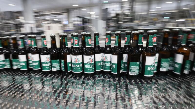 Weil die Arbeitgeber kein zufriedenstellendes Angebot in den Tarifverhandlungen vorgeschlagen haben, gibt es in den norddeutschen Brauereien einen Warnstreik.