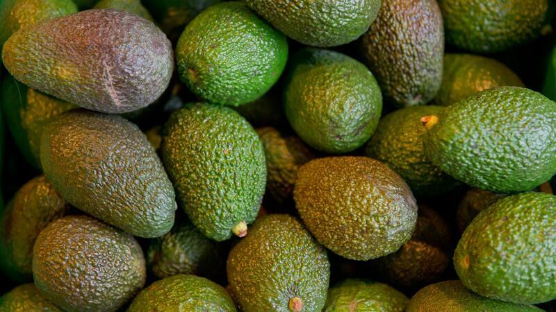 Umstrittene Superfrucht - Avocado-Boom in Deutschland Weil die Avocado ein warmes Klima braucht, legt sie oft Tausende Kilometer zurück, bevor sie im Einkaufskorb von deutschen Verbrauchern landet.