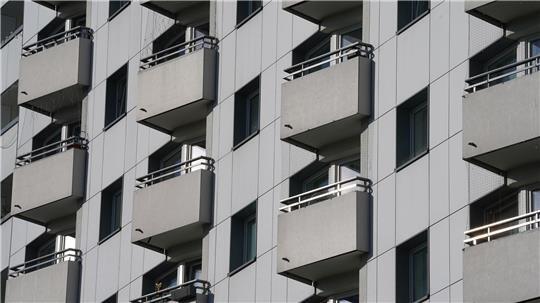 Weil die Beschäftigten in den Dienststellen überlastet sind, konnte nach Angaben des Senats bislang keine einzige Meldung zu möglichen Mietwucherfällen bearbeitet werden. (Symbolbild)