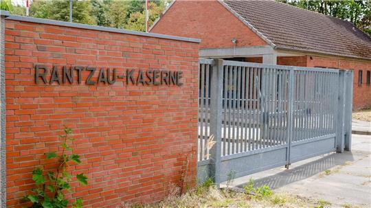 Weil die Bundeswehr die alte Rantzau-Kaserne in Boostedt möglicherweise wieder selbst nutzen will, stehen die Pläne des Landes infrage. 