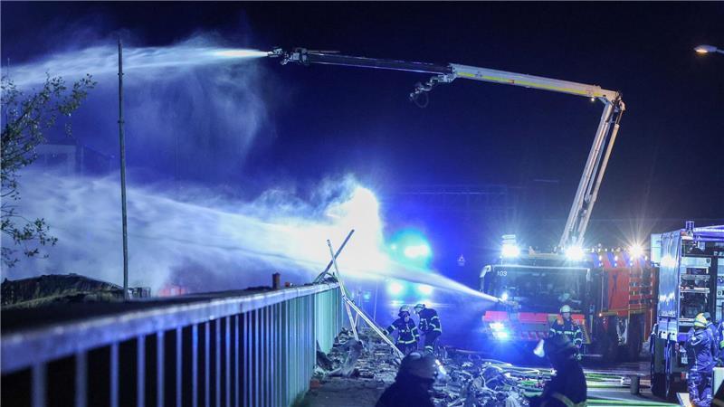Größtes Feuer auf Gelände in Hamburger Hafen gelöscht Weil die Feuerwehr aus Sicherheitsgründen nicht zu nah an den Brandort gehen wollte, wurden Wasserwerfer eingesetzt.