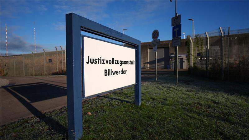 Weil die Hamburger Gefängnisse voll sind, sollen Häftlinge aus der JVA Billwerder vorübergehend in Mecklenburg-Vorpommern unterkommen. (Archivbild) 