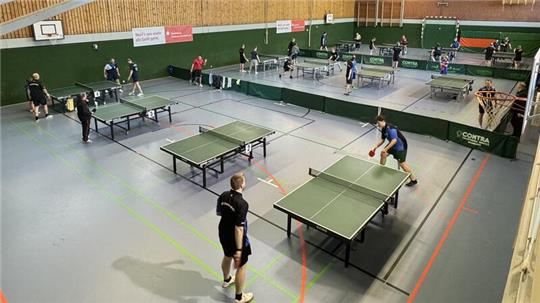 Weil die Lichter der Waldsporthalle am Sonnabend nicht vollständig funktionierten, musste die TTG mit Tageslichtstrahlern improvisieren.