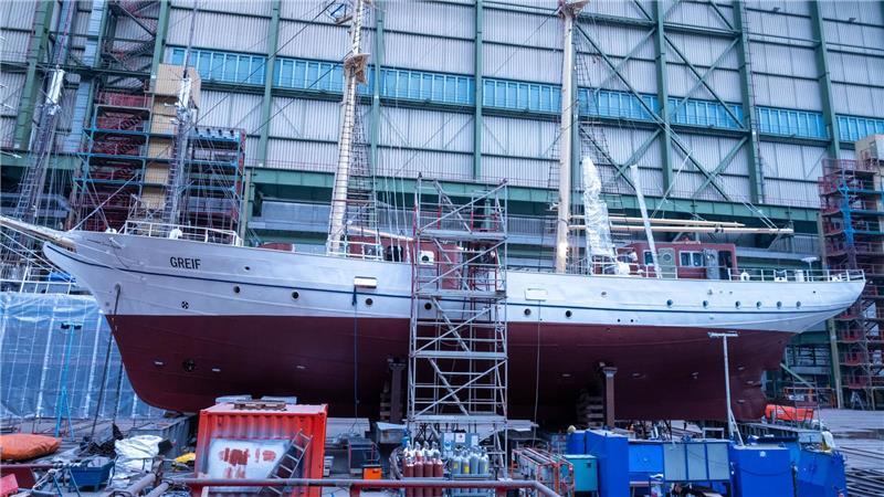 Weil die Sanierung des Segelschiffes „Greif“ teurer ist als gedacht, wird über die Zukunft des Schiffes diskutiert. (Archivbild)