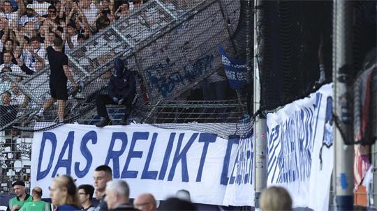 Weil ein Banner der Hertha-Anhänger ein Fluchttor im Bochumer Ruhrstadion verdeckte, musste das Auftaktspiel der 2. Fußball-Bundesliga für einige Minuten unterbrochen werden.