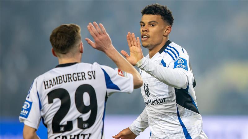 Weil ein Einsatz für Glatzel von Beginn an nach dessen langwieriger Verletzung zu früh kam und Selke wegen der fünften Gelben Karte gesperrt war, musste Königsdörffer (rechts) ran.