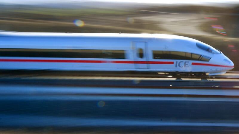 Weil ein Gleis nicht richtig liegt, ist der Fernverkehr der Deutschen Bahn zwischen Hannover und Bremen beeinträchtigt. (Symbolbild)