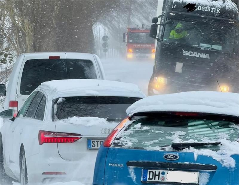 Weil ein Lkw die Fahrbahn blockierte, blieben weitere Autos im Schnee stecken.