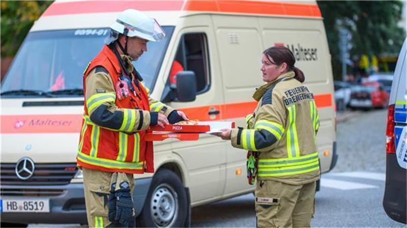 Bombendrohung an Ameos Klinik in Bremerhaven: Polizei gibt Entwarnung Weil ein Pizzalieferant die Bestellung wegen des Einsatzes nicht zustellen konnte, schenkte er die Pizza den Einsatzkräften. Foto: Lothar Scheschonka