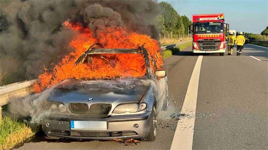 Weil ein Pkw auf der A26 komplett ausbrannte, wurde die Autobahn komplett gesperrt.