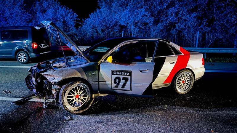 Weil ein anderes Auto auf die linke Spur wechselte musste der Fahrer dieses Audi stark bremsen und knallte in die Leitplanke.