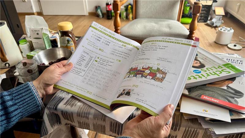 Weil er aktuell keine Sprachkurse erhalte, lernt er zu Hause – mit unzähligen Lernheften und deutschen Büchern.