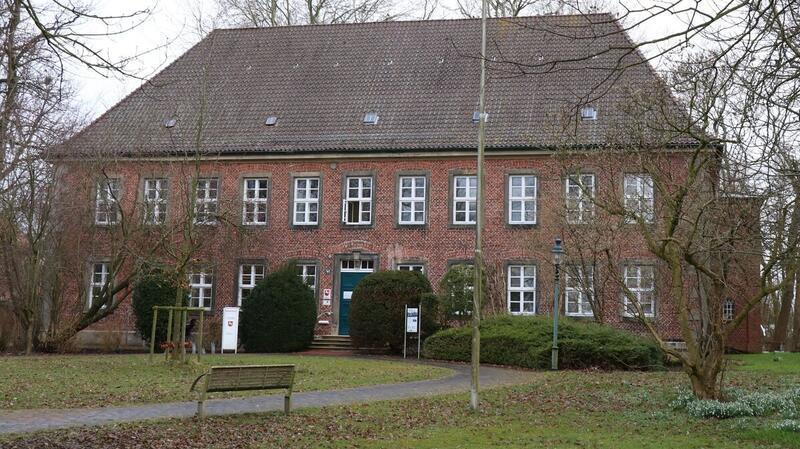 Weil er ohne Führerschein am Steuer saß, ist ein 41 Jahre alter Reichsbürger am Amtsgericht Otterndorf verurteilt worden.