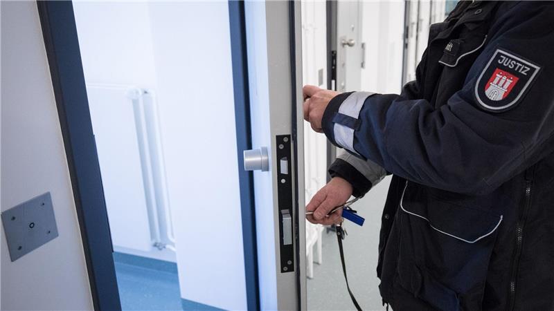 Weil es in Hamburg zu wenig Plätze im Maßregelvollzug gibt, müssen einige psychisch kranke Straftäter in der Untersuchungshaftanstalt untergebracht werden. (Archivbild)