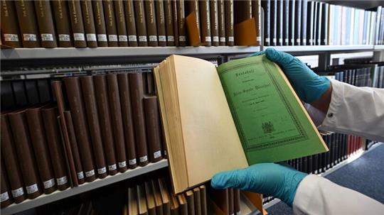 Weil giftiges Arsen einzelne Bücher aus dem 19. Jahrhundert belasten könnte, untersuchen Bibliotheken ihren Bestände.