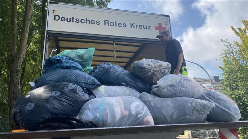 Weil immer mehr nicht verwertbare oder verschmutzte Kleidung entsorgt wurde, baut der DRK-Kreisverband Stade sämtliche Altkleidercontainer ab. Diese Foto entstand 2023 im Zuge einer Reportage.