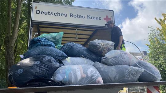 Weil immer mehr nicht verwertbare oder verschmutzte Kleidung entsorgt wurde, baut der DRK-Kreisverband Stade sämtliche Altkleidercontainer ab. Diese Foto entstand 2023 im Zuge einer Reportage.