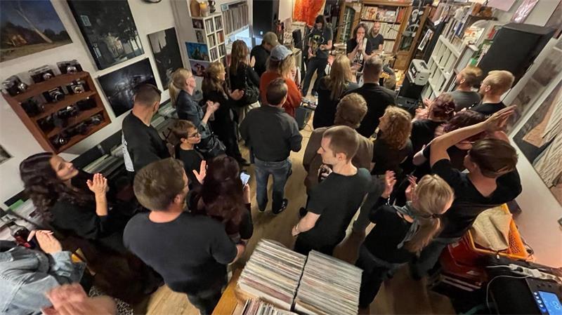 Konzert im Isovinyl: Auf Buxtehudes kleinster Bühne lebt der Rock’n’Roll Weil in den Plattenladen von Jan Iso Jürgens nur wenig Publikum passt, wird der Konzertauftritt auch nach draußen auf die Straße übertragen.