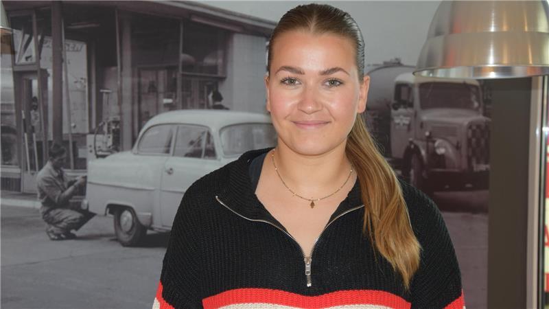 Weil nicht abfließendes Regenwasser auf der B73 in Hedendorf den Verkehr gefährdete, hat Tankstellen-Chefin Anna Völksen die Feuerwehr alarmiert.